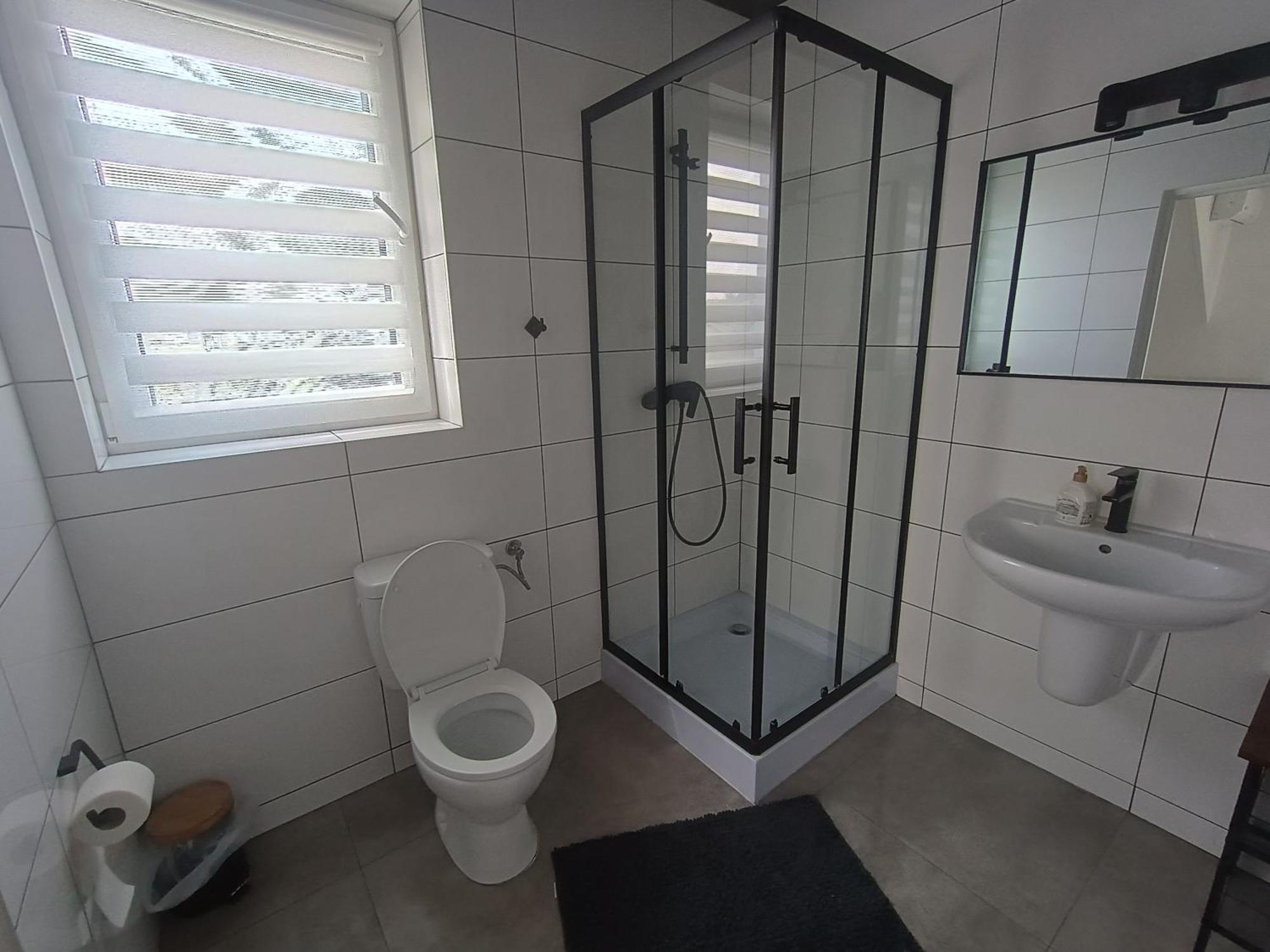 White House - Goscinne Homestay *